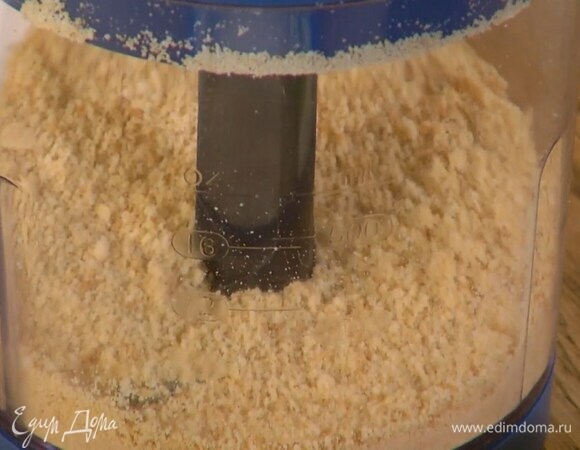 Печенье измельчить в блендере в мелкую крошку, затем влить растопленное сливочное масло, всыпать 20 г какао и все перемешать.