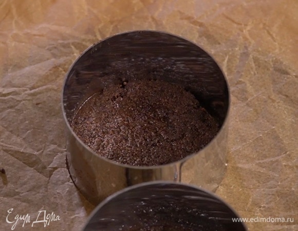 В две круглые кондитерские формы выложить поровну массу из печенья и утрамбовать ее.