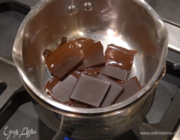 Шоколад растопить на водяной бане.