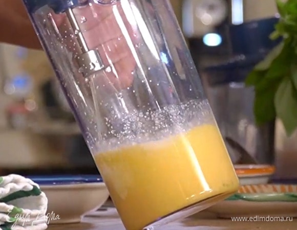 Приготовить фондан: яйцо с сахаром взбить блендером с насадкой-венчиком, добавить размягченное сливочное масло, ванильный экстракт, соль и еще взбить.