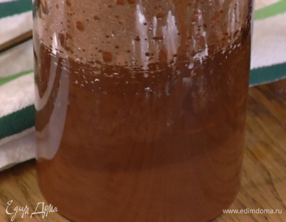 Всыпать в массу крахмал, оставшееся какао и взбить все до однородной консистенции, затем, продолжая взбивать, тонкой струйкой влить растопленный шоколад.