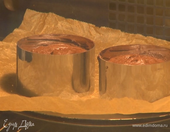 Разлить шоколадную массу в формы с коржами, разровнять и отправить в разогретую духовку на 10–12 минут.