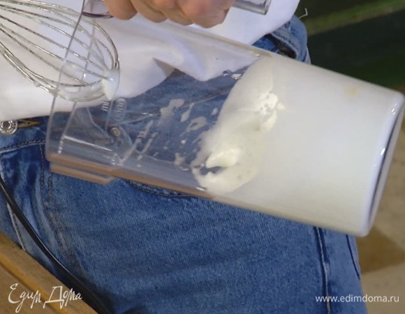 Белки взбить в крепкую пену блендером с насадкой-венчиком, затем всыпать 1 ст. ложку сахара и взбить еще немного.