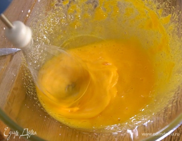 К желткам всыпать оставшийся сахар и взбить блендером с насадкой-венчиком в светлую, пышную массу, затем добавить маскарпоне и перемешать венчиком.