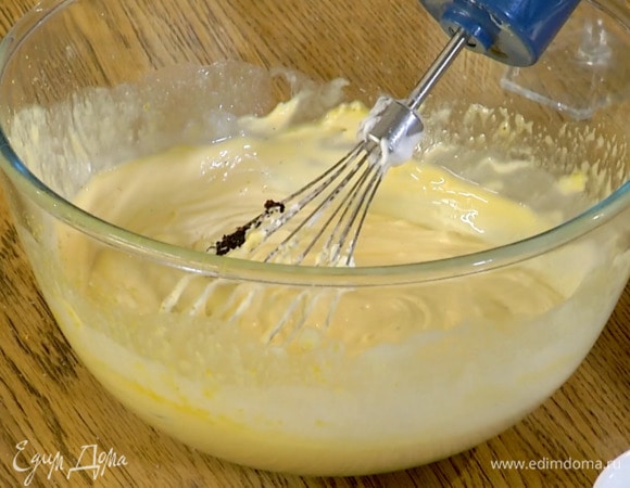 Стручок ванили разрезать вдоль, кончиком ножа вынуть зерна и отправить их в сливочную массу, влить ром и перемешать все венчиком.