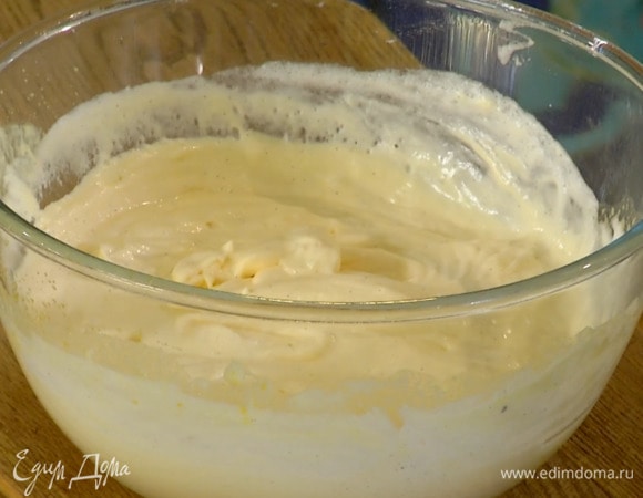 Взбитые белки частями вмешать в сливочную массу.