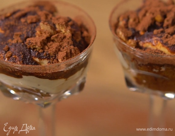 Готовый десерт посыпать какао.