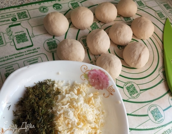 Сформировать заготовки. Приготовить начинку. Сыр и чеснок натереть на мелкой терке, по желанию добавить зелень.