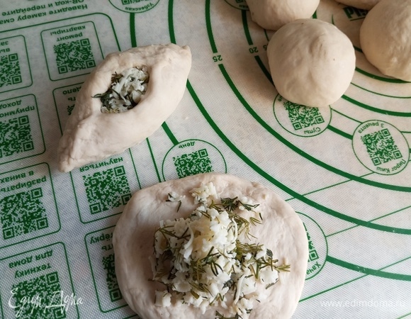 Из каждой заготовки сформировать лепешку, выложить начинку, соединить в открытый пирожок.