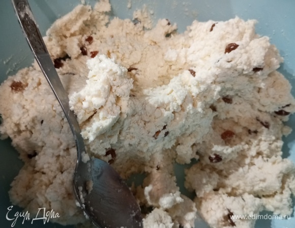 Творог соединить с манной крупой, сахаром, солью, ванилином. Перемешать, оставить на 20–30 минут. По желанию добавить изюм.