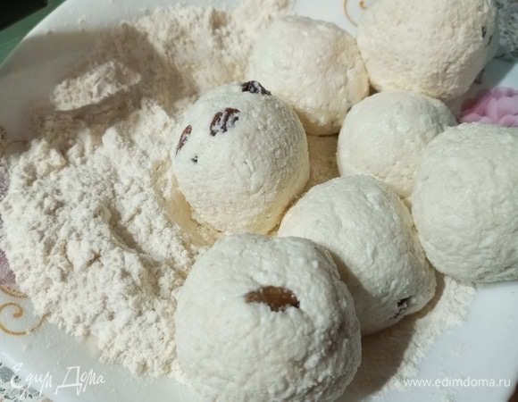 Сформировать шарики размером с куриное яйцо, обвалять в муке. Приплюснуть в форму шайбы.