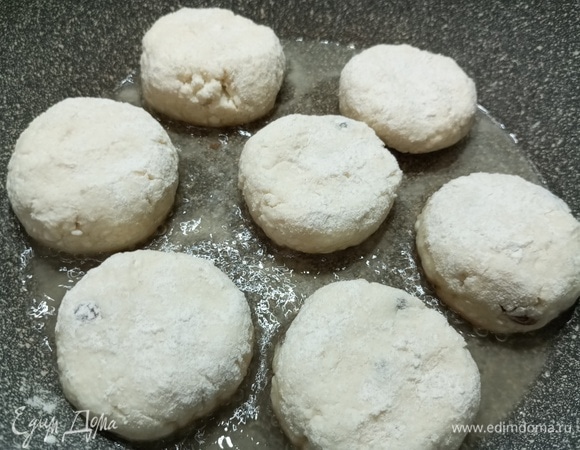 Выложить на сковороду с разогретым растительным маслом.