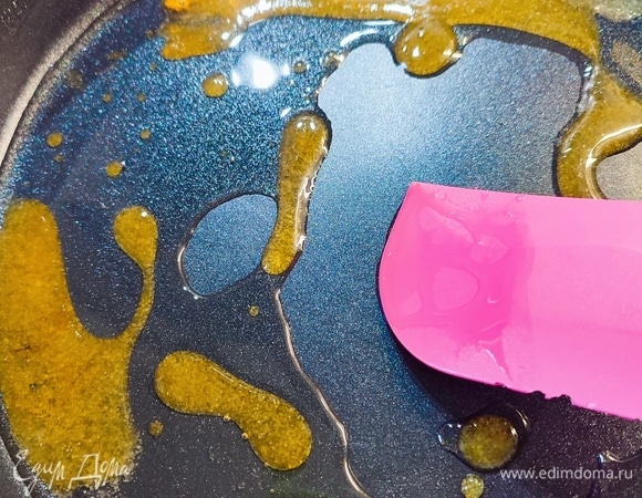 В сковороде хорошо разогреть масло. Всыпать соль и сахар. Прогревать до тех пор, пока сахар не превратится в карамель.