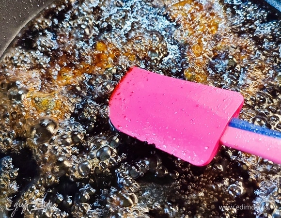 Влить пиво, соевый соус и прокипятить до растворения сахара. Добавить имбирь.