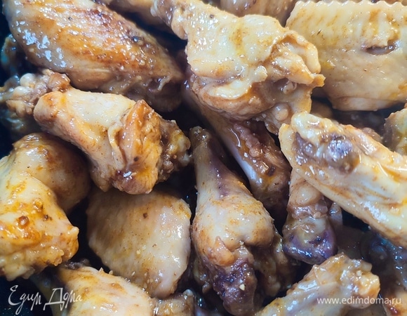 Потом крышку открыть. Перемешивать крылышки и следить за выпариванием соуса. Как только он выпарится и покроет крылышки глазурью — все готово. Примерно на это уйдет 5–7 минут.