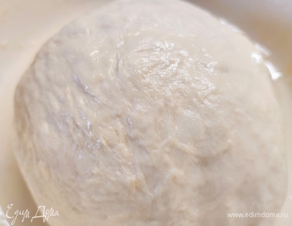 В воду добавить дрожжи, соль и оливковое масло. Перемешать. Частями всыпать муку и замесить однородное тесто. Месить минут 10, в самом конце добавить мягкое сливочное масло. Тесто подкатать в шар и оставить в теплом месте на 1,5 часа.