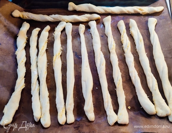 выложить палочки на противень. Дать постоять 20 минут. Выпекать 20 минут при температуре 200°C.