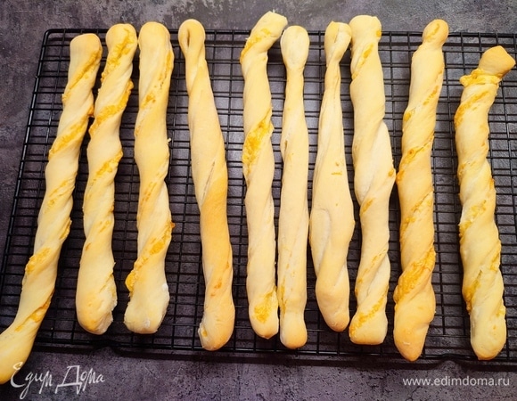 Готовым палочкам дать полностью остыть на решетке.