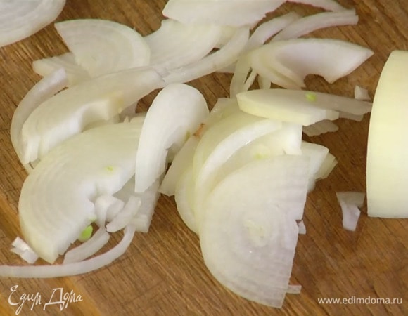 Лук почистить и нарезать полукольцами.