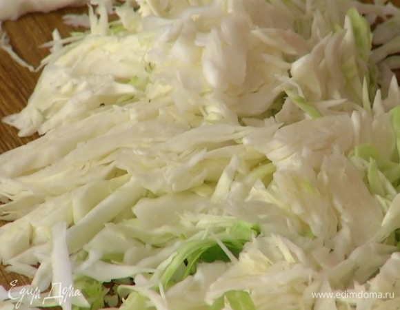 Капусту мелко нашинковать, выложить в чашу мультиварки, влить жидкость, в которой замачивались грибы, добавить обжаренный лук с грибами, все посолить и перемешать.