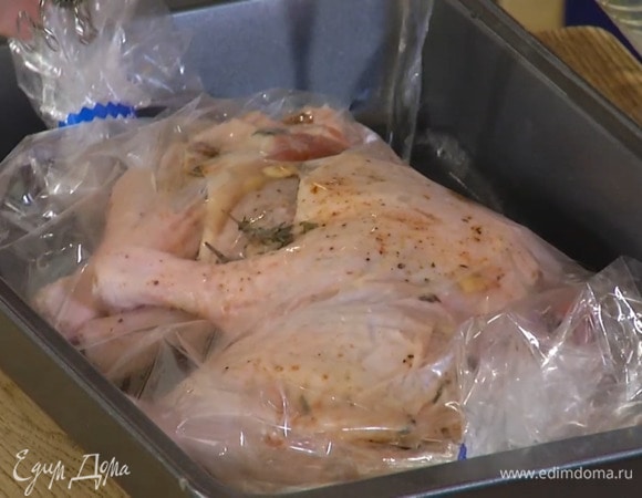 Влить в противень воду, так чтобы ножки были наполовину погружены в жидкость, в рукаве сделать несколько маленьких проколов сверху и запекать в разогретой духовке полтора часа.