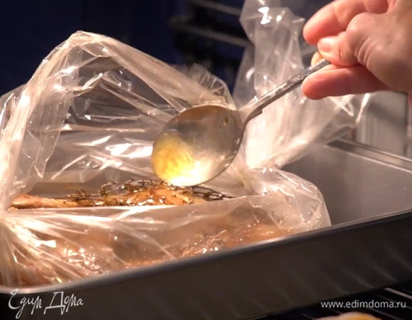 Рукав разрезать сверху, полить ножки вытопленным жиром и запекать еще 2–3 минуты.