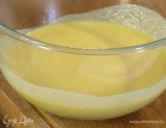 Снять крем с огня, еще некоторое время продолжать перемешивать, затем перелить в другую емкость для охлаждения.