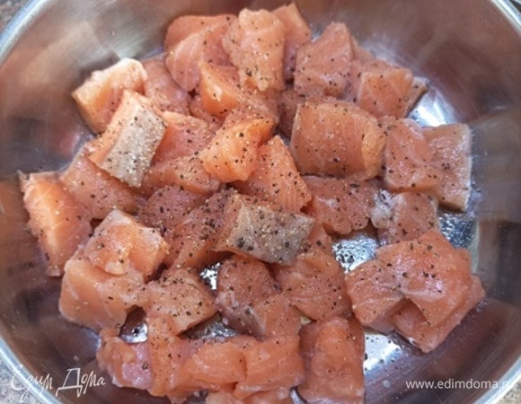 Рыбу нарезать небольшими кубиками. Посолить, поперчить.