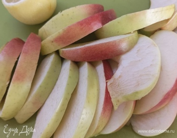 Из яблок вырезать серединку. По желанию очистите от кожицы и нарежьте на дольки. С лимона натрите цедру и выдавите 2 ч. л. сока. Сливочное масло растопите и остудите. Включите духовку на 190°C.