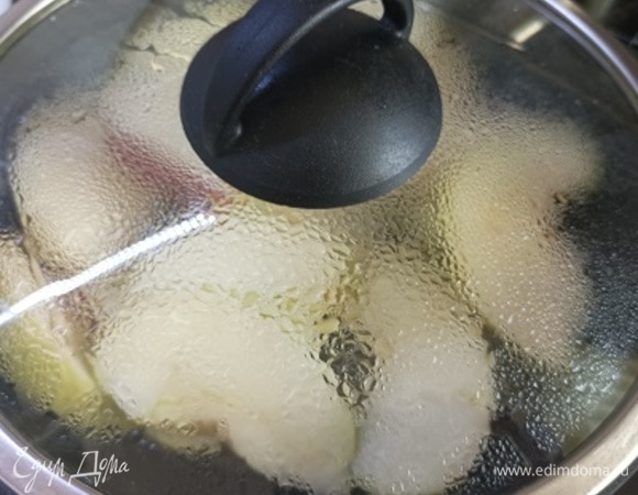 Поместите яблоки, сахар и лимонный сок в небольшую кастрюлю или сковороду с толстым дном на средний огонь всего на несколько минут, чтобы яблоки слегка размягчились, затем снимите с огня. Не допускайте их переваривания. Остудите.