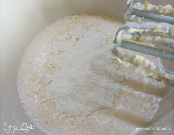 Яйца взбейте с сахаром, добавьте растопленное масло, кефир и цедру, хорошо перемешайте. Отдельно смешайте два вида муки с солью, содой и разрыхлителем. Соедините жидкие и сухие ингредиенты, хорошо перемешайте.