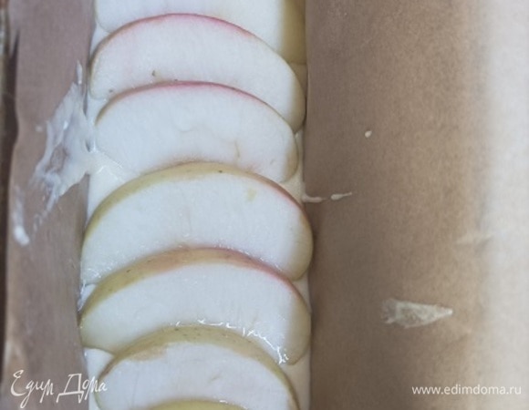 Вылейте одну треть теста в форму для хлеба, затем выложите сверху половину яблок. Положите еще одну треть теста поверх яблок, повторите еще один слой с оставшимися яблоками и закончите оставшейся частью теста. Поместите форму в центр предварительно разогретой духовки и запекайте в течение 40–45 минут.