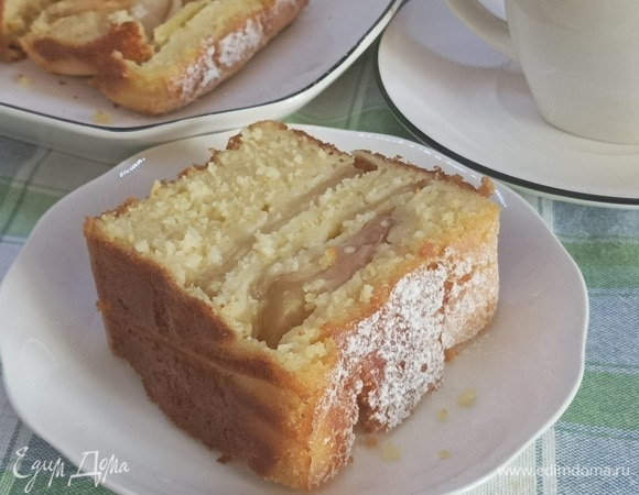 Остывший кукурузный хлеб посыпьте сахарной пудрой и наслаждайтесь.