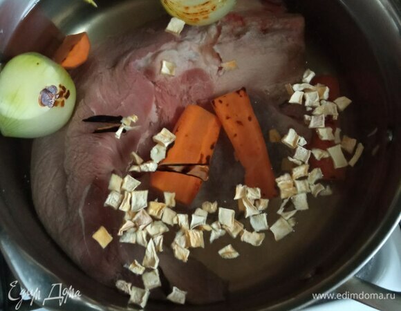 Когда вода почти закипит, снимаем с огня и выливаем воду. Заливаем свежую, закладываем овощи. Я добавила еще сушеные корни петрушки и сельдерея. Ставим на огонь. Когда закипит, снимаем пену, уменьшаем огонь и варим 2 часа. Бульон должен получиться наваристый, коричневого цвета. У меня из 4-х литров воды получилось около двух.