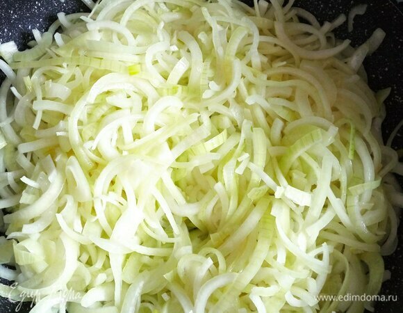 Лук нарезаем тонкими полукольцами. Я обжаривала в три стадии. Можно больше, можно меньше. Главное — разделить сливочное масло на количество стадий.