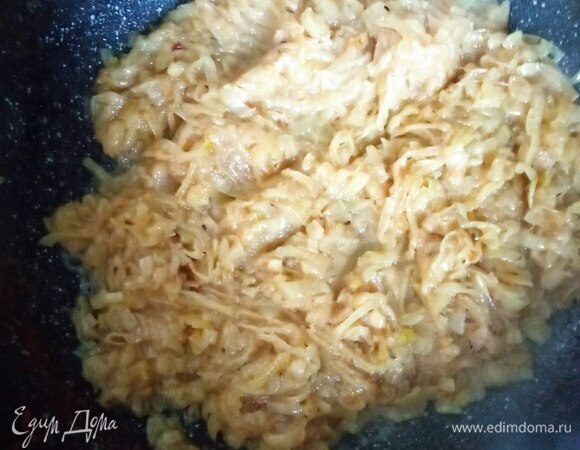 В сковороде разогреваем растительное масло, добавляем одну часть сливочного масла, растапливаем его и выкладываем лук. Обжариваем минут 10, регулярно помешивая. Добавляем 3–4 столовые ложки горячей воды и еще часть сливочного масла. Обжариваем до полного выпаривания жидкости, повторяем процедуру с водой и маслом. Так можно делать несколько раз. Лук должен приобрести равномерный коричневый цвет. В последний раз вместо воды добавляем вино и полностью его выпариваем. Перекладываем лук в кастрюлю, процеживаем бульон и заливаем им лук. Доводим до кипения, добавляем лавровый лист, закрываем крышкой, уменьшаем огонь и варим 20 минут. Перед готовностью солим и перчим по вкусу.