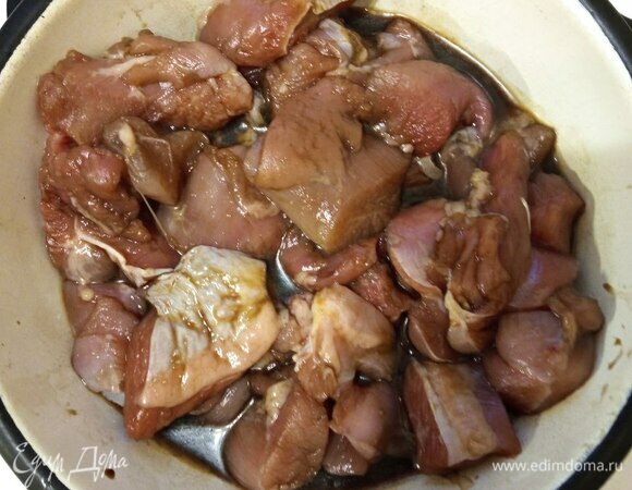 Филе индейки промыть, нарезать небольшими кусочками и замариновать в соевом соусе на 30 минут. Ставим вариться лапшу и готовим ее на 1 минуту меньше, чем указано на упаковке.