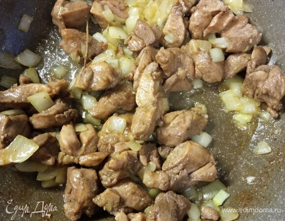 Мелко нашинковать репчатый лук. В сковороде разогреть масло и обжарить индейку на среднем огне минут 10, добавить лук и обжаривать до румяной корочки.