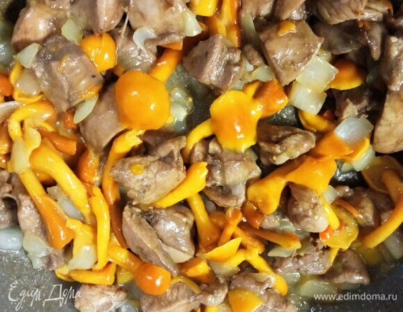 Добавляем к индейке маринованные грибы. Прогреваем пару минут.