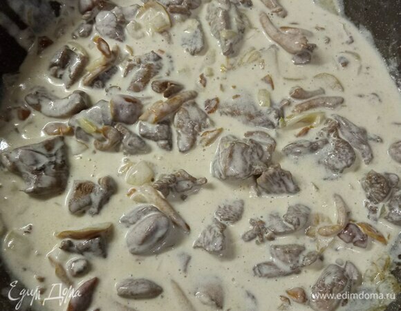 Добавляем муку, все хорошо перемешиваем и вливаем сливки. Можно добавить немного воды или бульона. Даем закипеть, накрываем крышкой и тушим на медленном огне 5 минут.