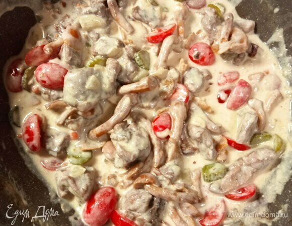 Нарезать маринованные огурцы. У меня были корнишоны, поэтому я нарезала кружочками. Если огурцы крупные, режьте полу- или четвертькружками. Помидоры черри разрезаем пополам. Добавляем к индейке и прогреваем пару минут. Солим и перчим по вкусу.