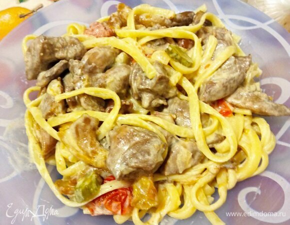 Лапшу сливаем, промываем холодной водой и добавляем в сковороду. Если соус густоват, добавляем несколько ложек воды из-под лапши. Я всегда отливаю полстакана воды, прежде чем сливать пасту. Все перемешиваем, чтобы вся паста хорошо пропиталась соусом. Прогреваем 1–2 минуты. При подаче можно посыпать зеленым луком или другой зеленью. Я не делала. Приятного аппетита!