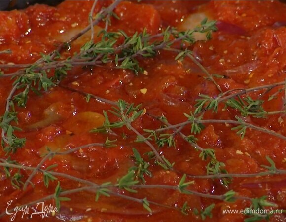 В специальный противень для электрического гриля выложить половину соуса, разложить в один слой филе трески, а сверху оставшийся соус, полить все белым вином и украсить несколькими веточками тимьяна.