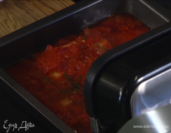 Противень с рыбой отправить под разогретый гриль и запекать согласно инструкции на нужной программе.