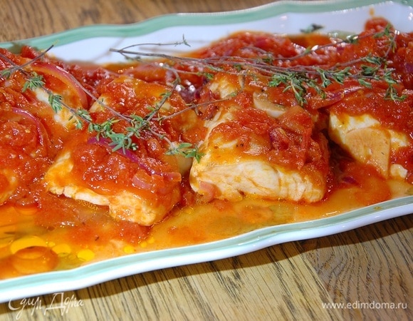 Из готовой рыбы удалить тимьян, сбрызнуть оставшимся оливковым маслом и украсить свежими веточками тимьяна.