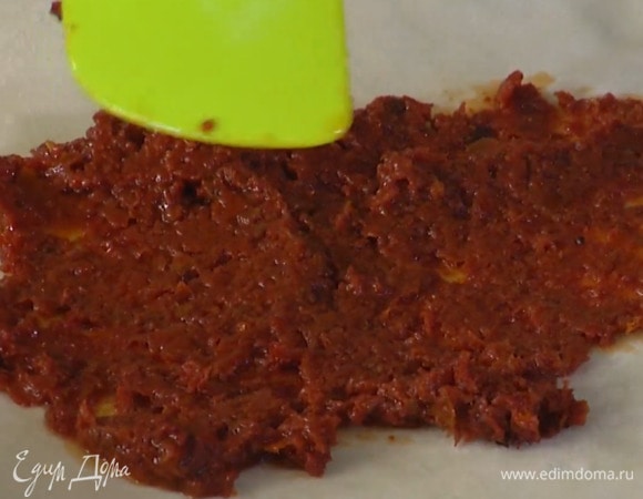 Вяленые помидоры замочить в кипятке и дать постоять, затем воду слить, добавить 3 ст. ложки оливкового масла и все взбить.