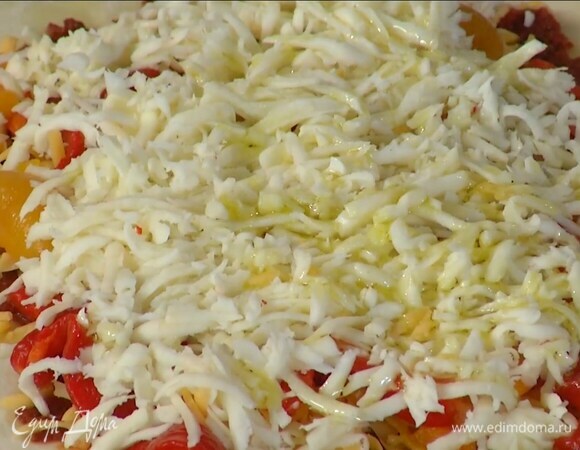 Моцареллу натереть на крупной терке и выложить на сладкий перец, сбрызнуть все оставшимся оливковым маслом, посолить и поперчить.