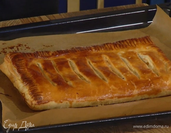 Выпекать пирог в разогретой духовке 20 минут.