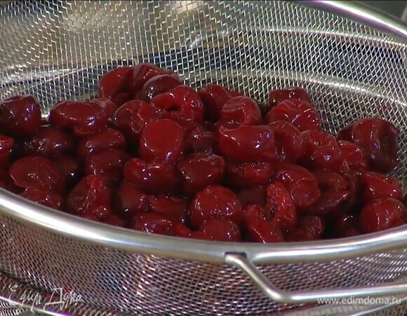 Вишню разморозить и пропустить через два сита, примяв ягоды лопаткой, чтобы выделилось побольше жидкости (должно получиться 500 мл).