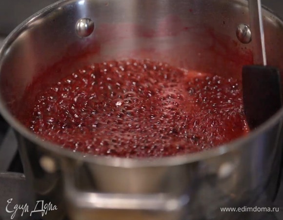 Вишневую жидкость перелить в кастрюлю, всыпать сахар, агар-агар, влить апельсиновый сок, все перемешать, довести на среднем огне до кипения и, помешивая, проварить.